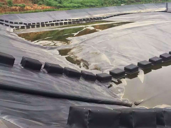 黑膜沼气池